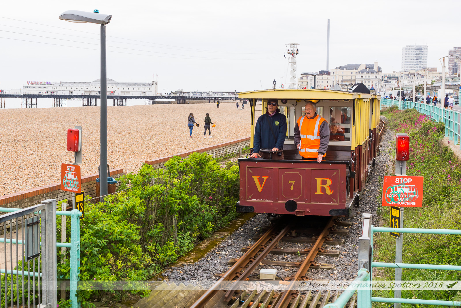 Le Volk's Electric Railway relie le Brighton Pier à la Marina. Construit en 1883, il est le plus vieux train électrique du Royaume-Uni