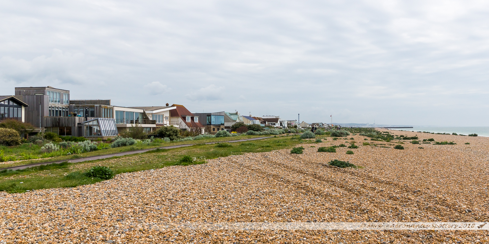 Plage de galets de Shoreham-on-the Sea, Brighton au loin
