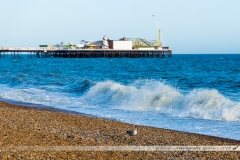 Vagues sur la plage de galets de Brighton, et vue sur le Pier