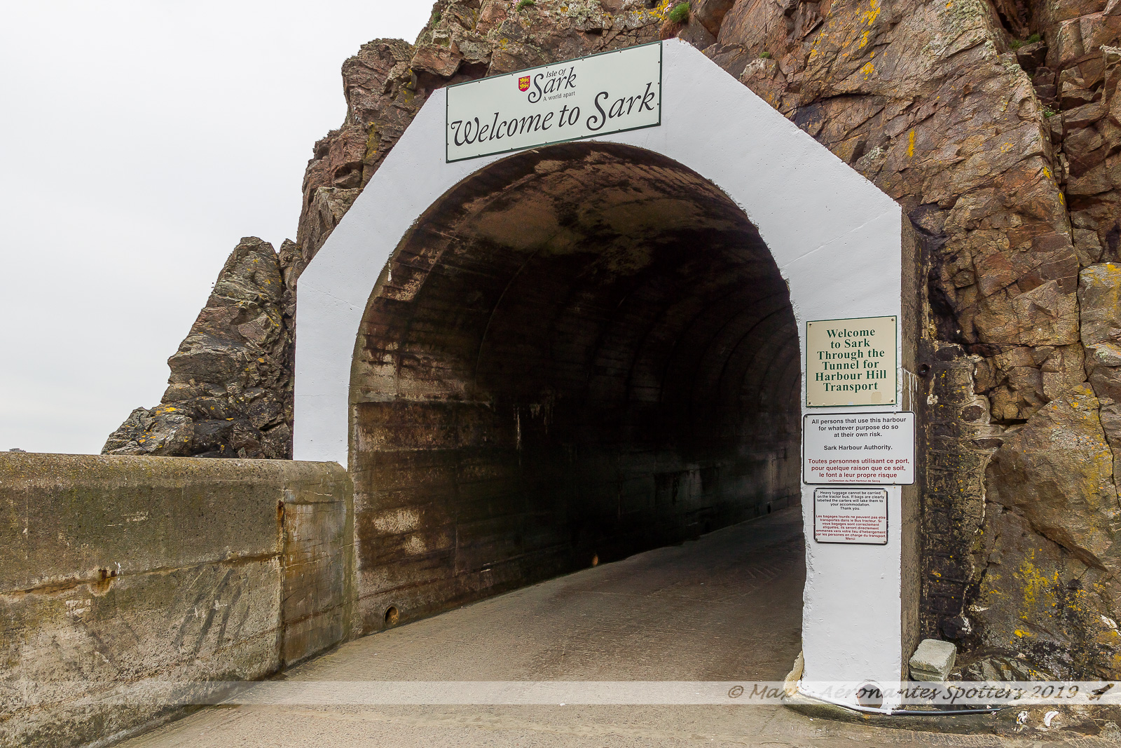 Sark Island - Tunnel de sortie de Maseline Harbour marquant l'entrée sur l'île