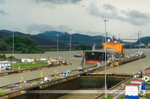 Le chimiquier Torm Amalie approchant la première chambre de l'écluse de Miraflores sur le Canal de Panama