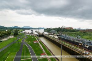 Vue vers le Pacifique depuis l'écluse de Miraflores sur le Canal de Panama