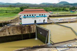 Système de portes sur l'écluse du Canal de Panama à Miraflores