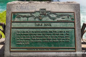 Stèle dans le parc de Niagara Falls