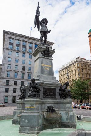 Place d'Armes de Montréal, statue en hommage à Maisonneuve