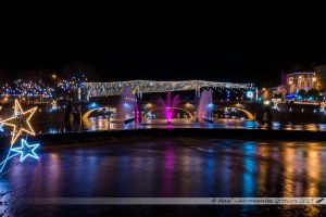 Illuminations 2015 : Pont Aristide Briand et jets d'eau dans la Mayenne