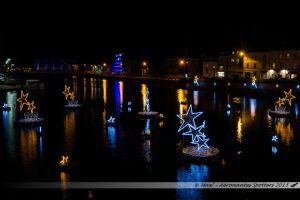 Illuminations 2015 : Décors flottants sur la Mayenne en direction du Viaduc