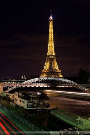 La Tour Eiffel et le pont Rouelle du RER C depuis les quais de Seine