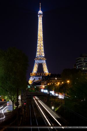 RER C sur les quais de Seine en direction de la Tour Eiffel