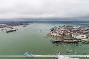 Partie amont du port de Portsmouth avec sur la gauche, un port de plaisance, au fond, la base navale et le terminal des ferrys, sur la droite, les arsenaux historiques, et enfin en bas, la gare. Vue depuis la Spinnaker Tower.