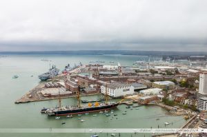 Les anciens arsenaux de Portsmouth avec notamment le HMS Warrior, ou plus loin, le HMS Victory de l'amiral Nelson.  Vue depuis la Spinnaker Tower.