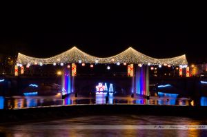 Les Lumières de Laval 2013 - Le Pont Aristide Briand avec sa voute étoilée et ornée de boules, avec au premier plan, les nouveaux jets d'eau colorés dans la Mayenne