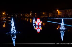 Les Lumières de Laval 2013 - Père Noël, entouré de sapins, flottant sur la Mayenne