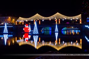 Les Lumières de Laval 2013 - Le Père Noël installé dans la Mayenne, contemplant le Pont Aristide Briand et sa voute étoilée