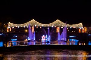Les Lumières de Laval 2013 - Le Pont Aristide Briand avec sa voute étoilée et ornée de boules, avec au premier plan, les nouveaux jets d'eau colorés dans la Mayenne