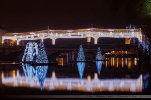 Les Lumières de Laval 2012 - Le Pont Aristide Briand avec sa voute étoilée, et les sapins illuminés flottants dans la Mayenne