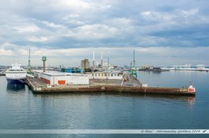 Le terminal des Croisières du port du Havre, vu depuis le ferry en manoeuvre d'évitement dans le port du Havre