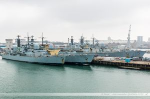 Anciens navires de la Royal Navy en cours de déconstruction dans les bassins du port militaire de Portsmouth