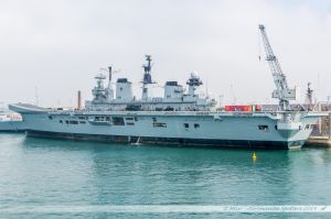 HMS Illustrious - R06, porte-avions léger de la Royal Navy dans le port militaire de Portsmouth