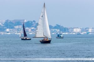 Voiliers naviguant dans le port de Poole