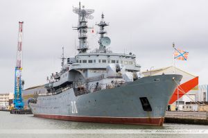 Le navire école russe Smolny servant d'hôtel aux 450 marins russes dans l'attente de la livraison des BPC
