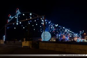Les Lumières de Laval 2014 - Le pont Aristide Briand avec sa voute de lutins et de boules de neige