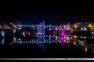Les Lumières de Laval 2014 - Les jets d'eau colorés dans la Mayenne devant le Pont Aristide Briand orné de lutins et de boules de neige