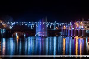 Les Lumières de Laval 2014 - Les jets d'eau colorés dans la Mayenne devant le Pont Aristide Briand orné de lutins et de boules de neige