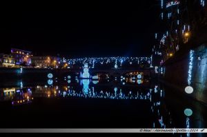 Les Lumières de Laval 2014 - Le Pont Aristide Briand illuminé par sa voute, sous le regard du bonhomme de neige flottant sur la Mayenne