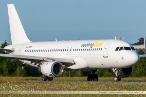Airbus A320 (LY-VER) Vueling opb Avion Express